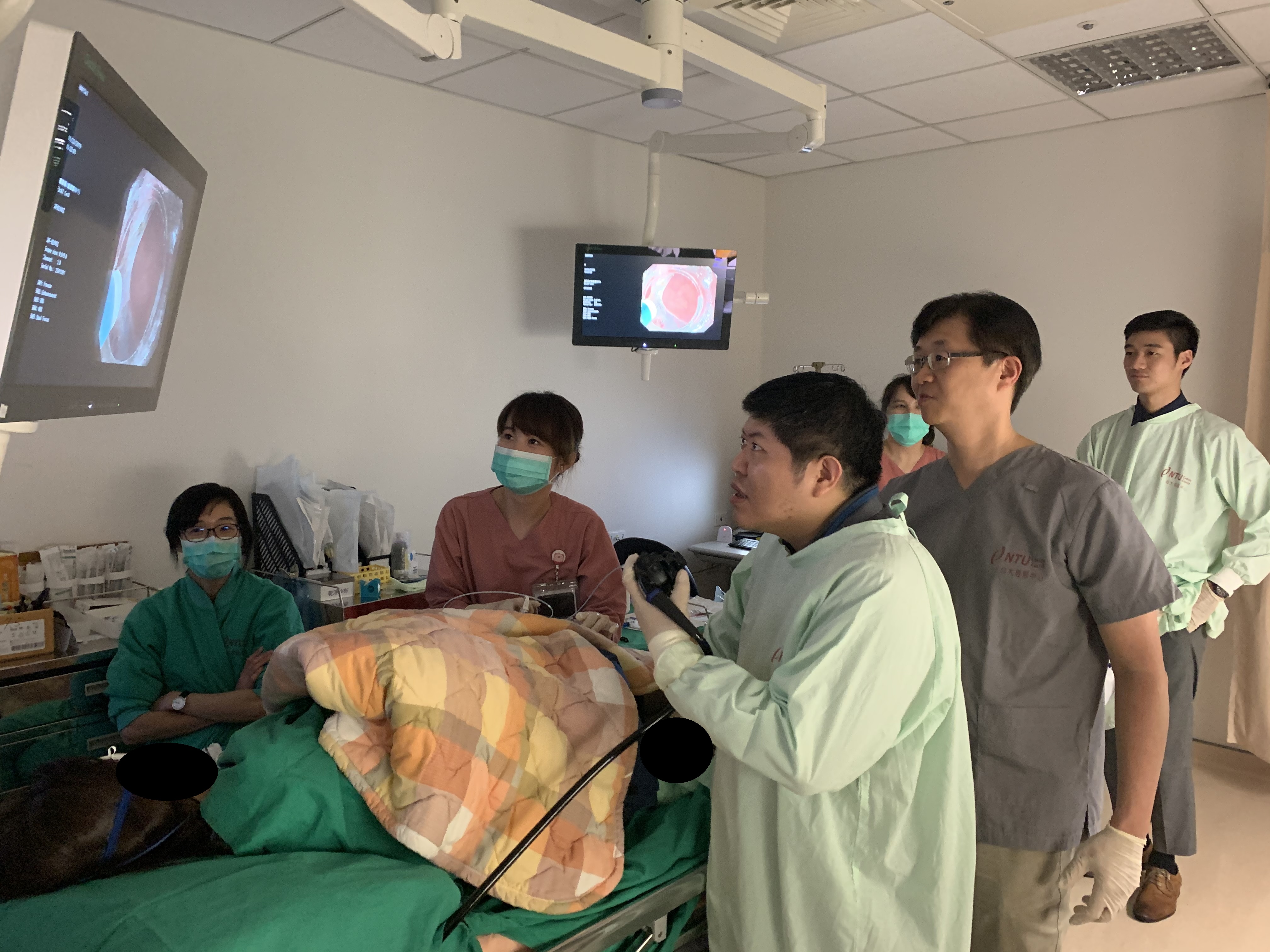 It shows the process of endoscopy.