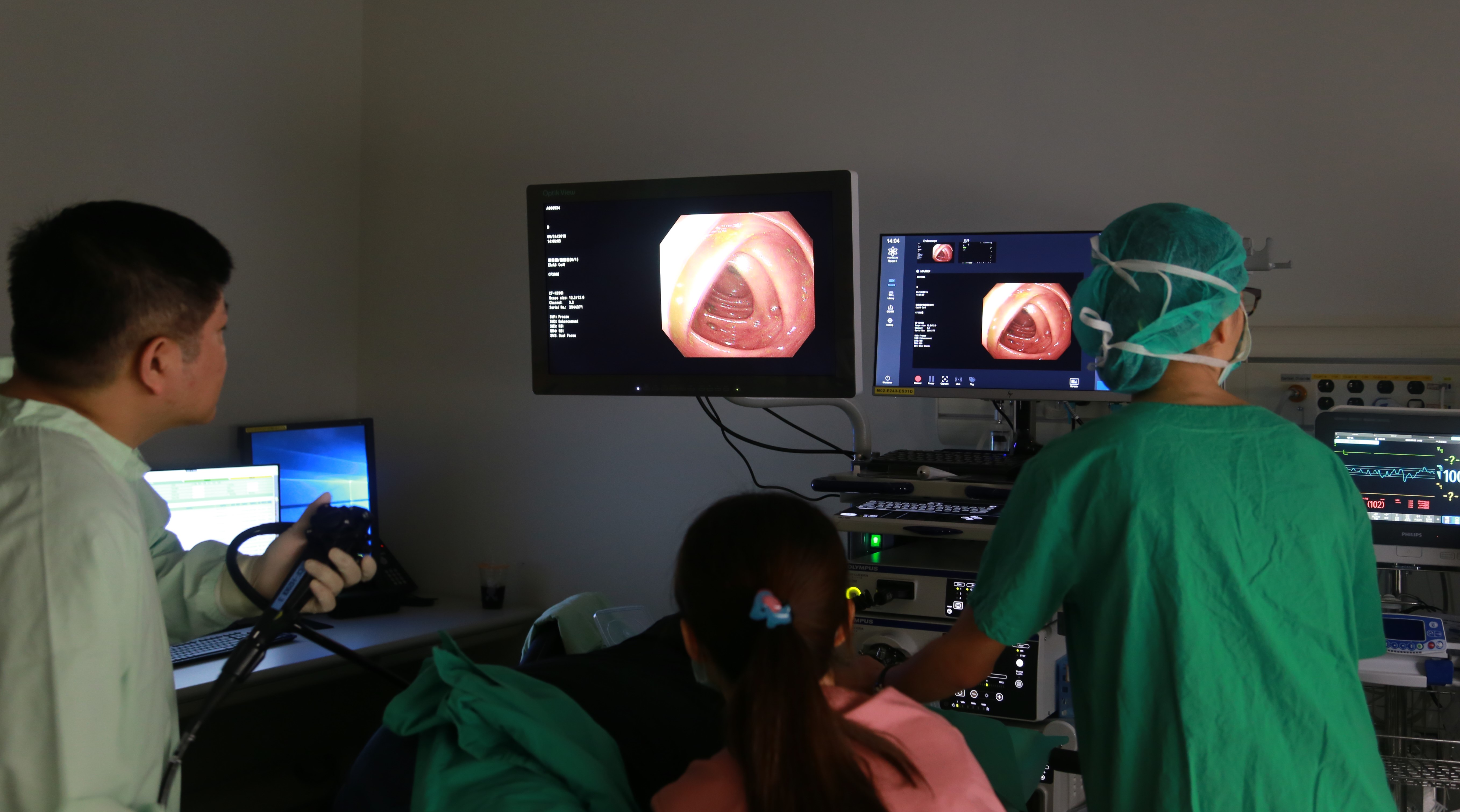 It shows the process of endoscopy.